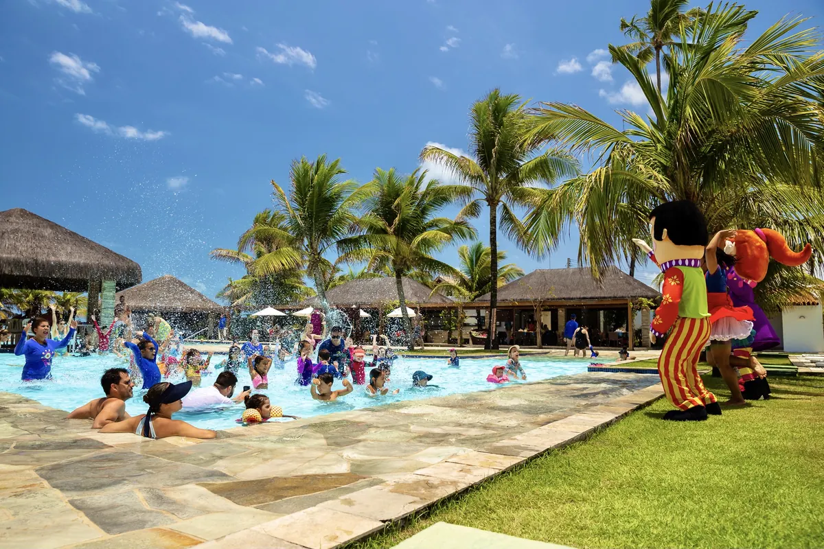 Crianças brincando na piscina com personagem da Vila Brincante